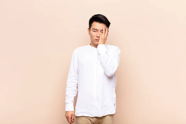 Jovem Chinês Sentindo Entediado Frustrado Sonolento Depois Uma Tarefa Cansativa — Fotografia de Stock