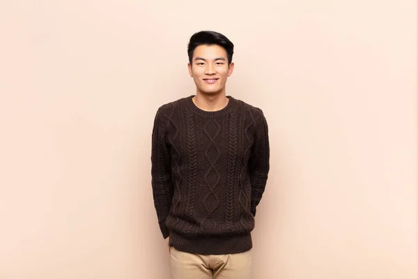Jonge Chinese Man Zoek Gelukkig Gek Met Een Brede Leuke — Stockfoto