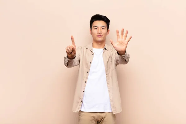 Ung Kinesisk Man Ler Och Ser Vänlig Visar Nummer Sex — Stockfoto