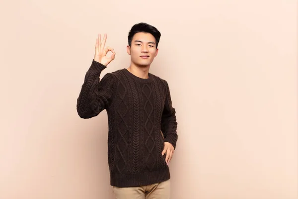 Νεαρός Κινέζος Άνδρας Αισθάνεται Χαρούμενος Χαλαρός Και Ικανοποιημένος Δείχνοντας Την — Φωτογραφία Αρχείου