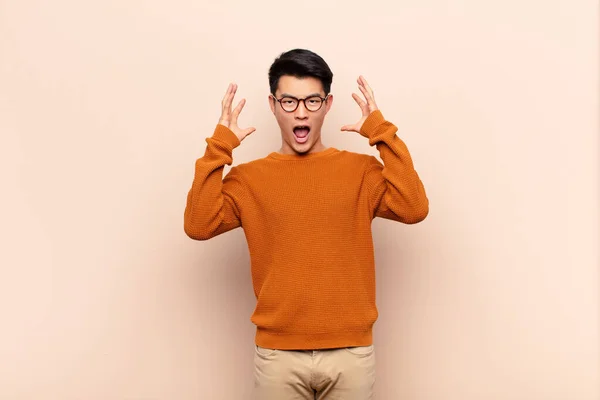 Genç Çinli Adam Elleri Havada Bağırıyor Öfkeli Sinirli Stresli Düz — Stok fotoğraf