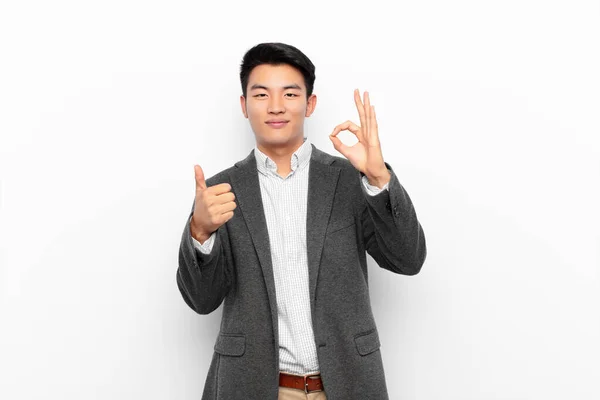 Genç Çinli Adam Kendini Mutlu Şaşkın Tatmin Olmuş Şaşırmış Hissediyor — Stok fotoğraf