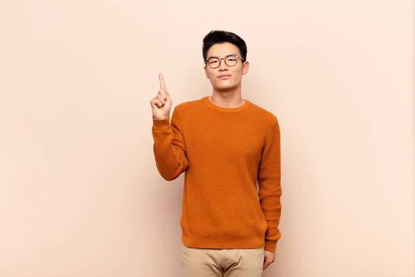 Jovem Chinês Homem Sentindo Como Gênio Segurando Dedo Orgulhosamente Depois — Fotografia de Stock