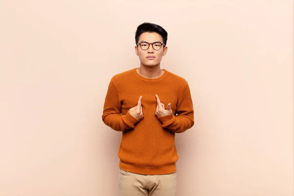 Ung Kinesisk Man Pekar Sig Själv Med Förvirrad Och Frågvis — Stockfoto