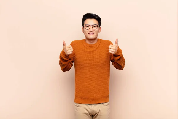 Jovem Chinês Homem Sorrindo Amplamente Olhando Feliz Positivo Confiante Bem — Fotografia de Stock