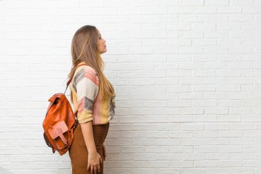 Profil görünümünde genç ve güzel bir kadın ilerideki boşluğu kopyalamaya çalışıyor, düşünüyor, hayal ediyor ya da hayal kuruyor.