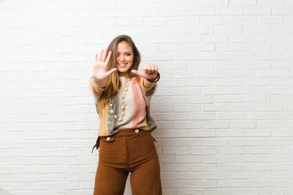 Jovem Mulher Bonita Sorrindo Olhando Amigável Mostrando Número Seis Sexto — Fotografia de Stock