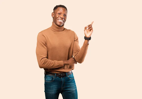 Молодий Афроамериканський Чорний Чоловік Посміхається Щасливо Дивиться Вбік Цікаво Думає — стокове фото