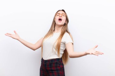 Genç, güzel bir kadın opera yapıyor ya da konserde şarkı söylüyor. Romantik, sanatsal ve tutkulu bir şekilde beyaz duvara yaslanıyor.