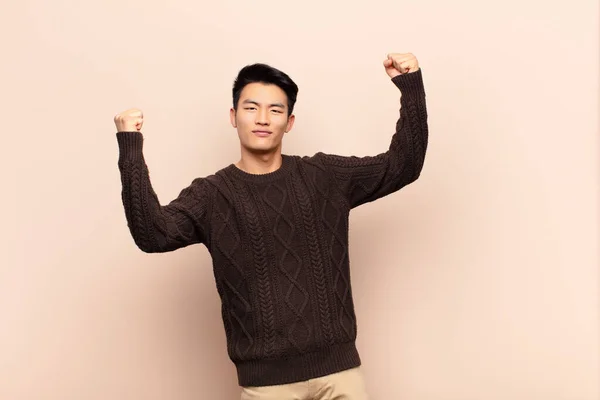 Ung Kinesisk Man Skriker Triumferande Ser Som Upphetsad Glad Och — Stockfoto