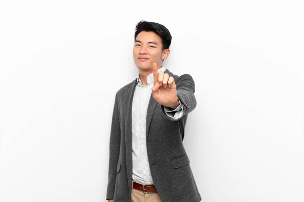 Jovem Chinês Homem Sorrindo Orgulhosamente Confiantemente Fazendo Número Pose Triunfante — Fotografia de Stock