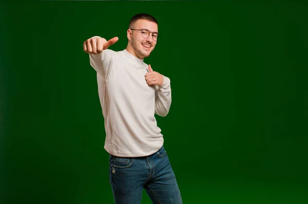 Joven Hombre Guapo Sentirse Orgulloso Despreocupado Seguro Feliz Sonriendo Positivamente — Foto de Stock