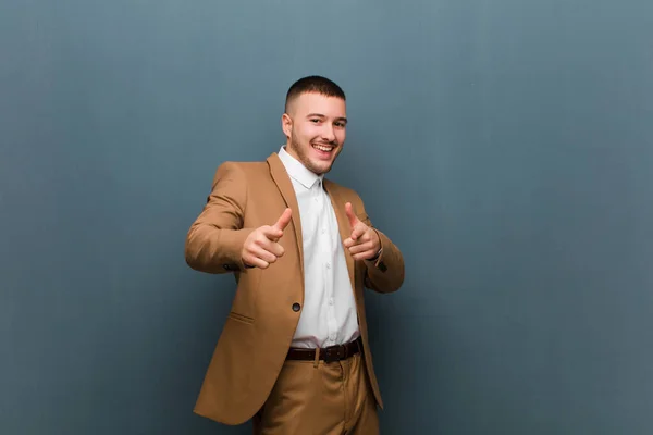 Mladý Pohledný Muž Cítí Šťastný Chladný Spokojený Uvolněný Úspěšný Ukazuje — Stock fotografie