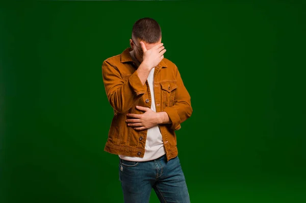 Joven Hombre Guapo Buscando Estresado Avergonzado Molesto Con Dolor Cabeza — Foto de Stock