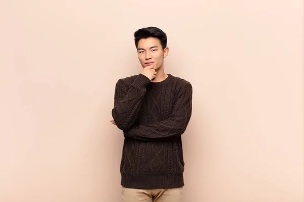 Jonge Chinese Man Zoek Gelukkig Glimlachend Met Hand Kin Afvragen — Stockfoto