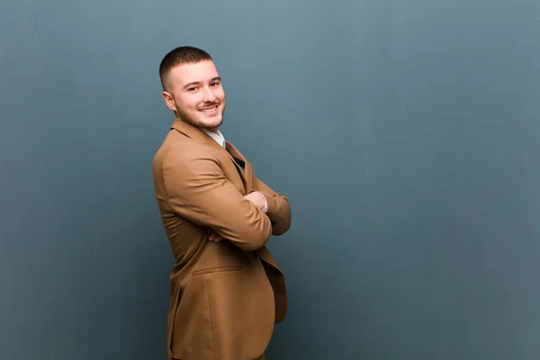 Tânăr Bărbat Chipeș Zâmbind Bucurie Simțindu Fericit Satisfăcut Relaxat Brațele — Fotografie, imagine de stoc