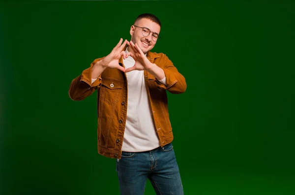 Joven Hombre Guapo Sonriendo Sintiéndose Feliz Lindo Romántico Enamorado Haciendo — Foto de Stock