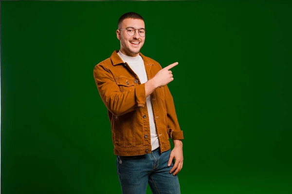 Joven Hombre Guapo Mirando Emocionado Sorprendido Señalando Hacia Lado Hacia —  Fotos de Stock