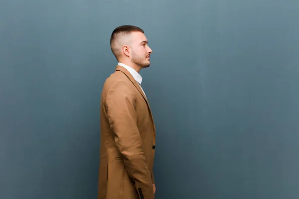 Jovem Homem Bonito Visão Perfil Olhando Para Copiar Espaço Frente — Fotografia de Stock