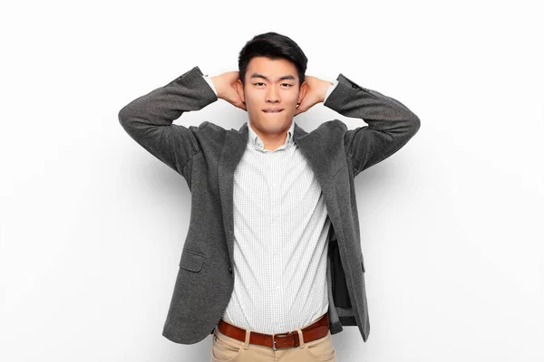 Jovem Chinês Sentindo Estressado Preocupado Ansioso Assustado Com Mãos Cabeça — Fotografia de Stock