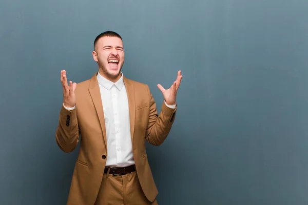 Jonge Knappe Zakenman Woedend Schreeuwen Gevoel Van Stress Geïrriteerd Met — Stockfoto