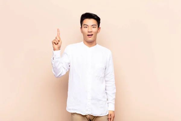 Fiatal Kínai Férfi Érzi Magát Mint Egy Boldog Izgatott Zseni — Stock Fotó