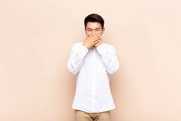 Jeune Homme Chinois Couvrant Bouche Avec Les Mains Une Expression — Photo