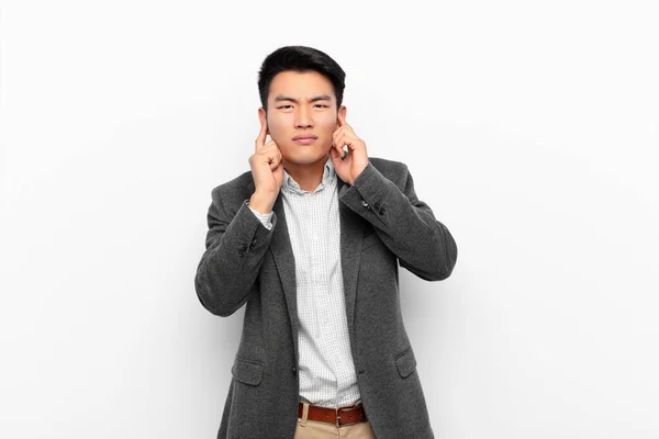 Fiatal Kínai Férfi Néz Dühös Stresszes Bosszús Amely Mindkét Fülét — Stock Fotó