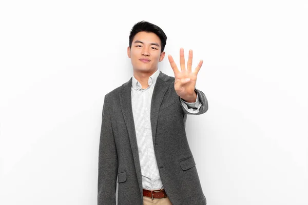 Jovem Chinês Homem Sorrindo Olhando Amigável Mostrando Número Quatro Quarto — Fotografia de Stock