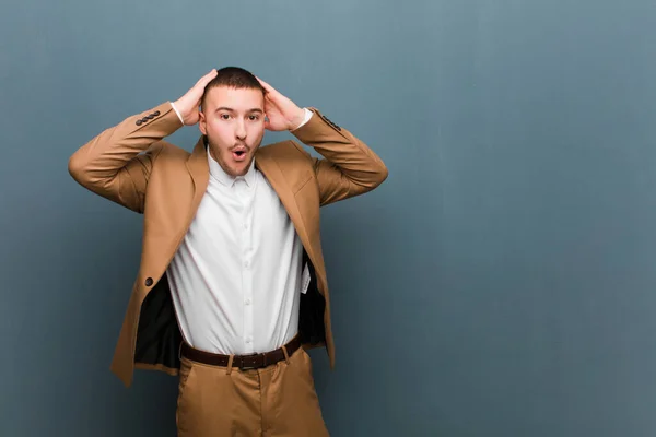 Joven Hombre Negocios Guapo Buscando Emocionado Sorprendido Con Boca Abierta — Foto de Stock