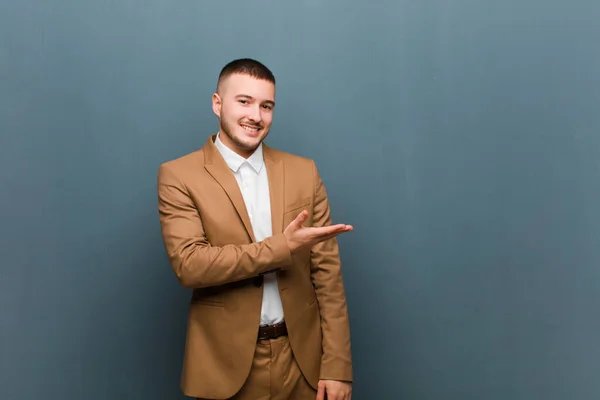 Joven Hombre Guapo Sonriendo Alegremente Sintiéndose Feliz Mostrando Concepto Espacio — Foto de Stock