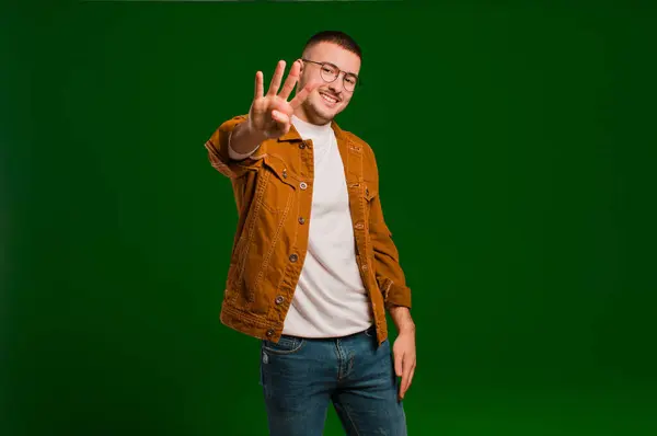 Joven Hombre Guapo Sonriendo Buscando Amigable Mostrando Número Cuatro Cuarto — Foto de Stock