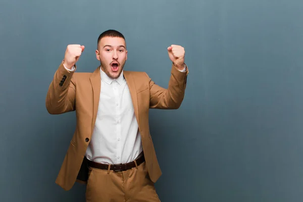 Junger Gutaussehender Geschäftsmann Der Einen Unglaublichen Erfolg Feiert Wie Ein — Stockfoto