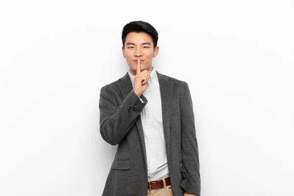 Jovem Chinês Olhando Sério Cruz Com Dedo Pressionado Para Lábios — Fotografia de Stock