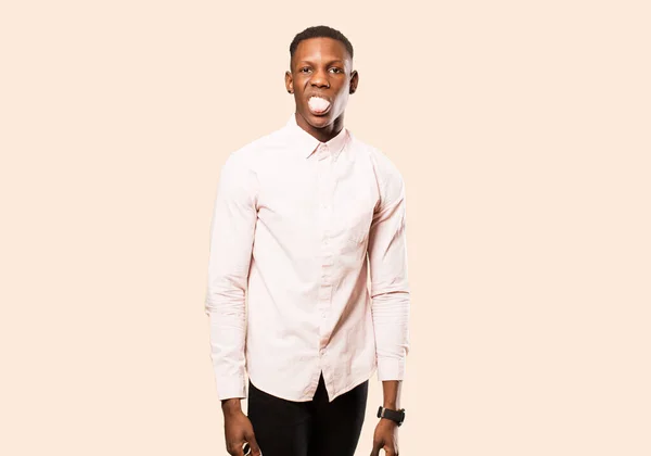 Молодий Афроамериканський Чорний Чоловік Відчуває Огиду Роздратованість Стирчить Язика Любить — стокове фото