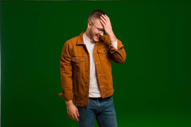 Genç yakışıklı adam gülüyor ve alnına şaplak atıyor. Unuttum yoksa arka planda aptalca bir hata yaptım. 