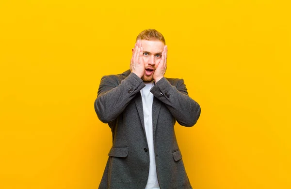 Ung Blond Affärsman Ser Obehagligt Chockad Rädd Eller Orolig Mun — Stockfoto