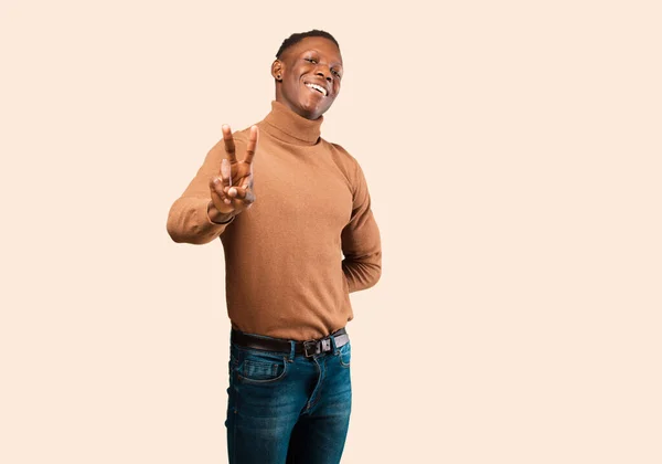 Jovem Negro Afro Americano Sorrindo Olhando Feliz Despreocupado Positivo Gesticulando — Fotografia de Stock