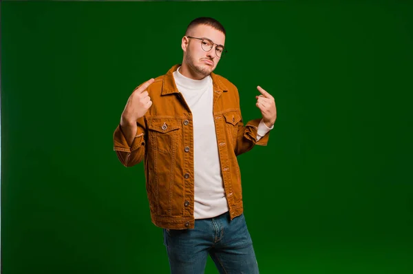 Jovem Homem Bonito Com Uma Atitude Ruim Olhar Orgulhoso Agressivo — Fotografia de Stock