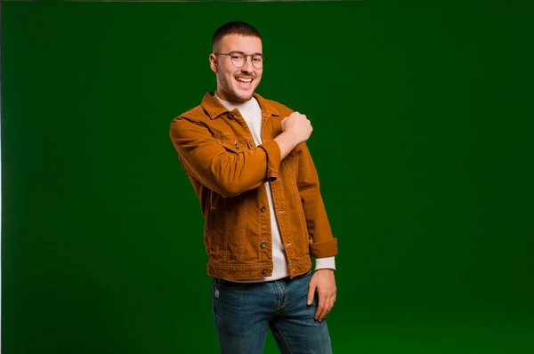 Jovem Bonito Homem Sentindo Feliz Positivo Bem Sucedido Motivado Quando — Fotografia de Stock