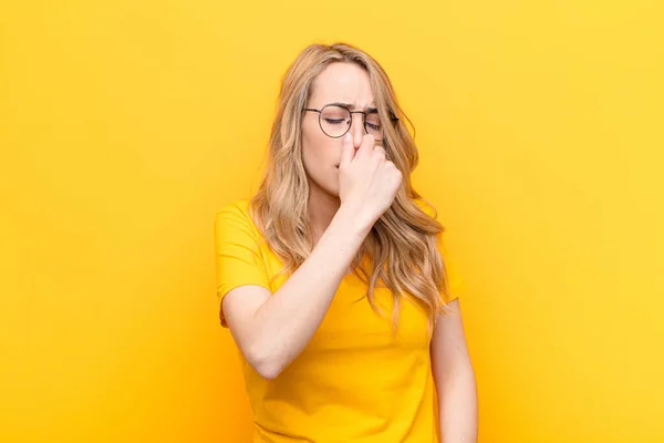 Young Pretty Blonde Woman Feeling Disgusted Holding Nose Avoid Smelling — ストック写真