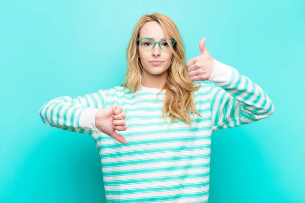 Giovane Bella Donna Bionda Sente Confusa Inconsapevole Insicura Ponderando Bene — Foto Stock