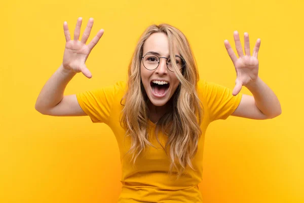 Jong Mooi Blond Vrouw Schreeuwen Paniek Woede Geschokt Doodsbang Woedend — Stockfoto