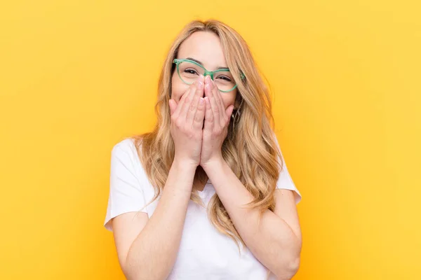 Jong Mooi Blond Vrouw Zoek Gelukkig Vrolijk Geluk Verrast Bedekking — Stockfoto