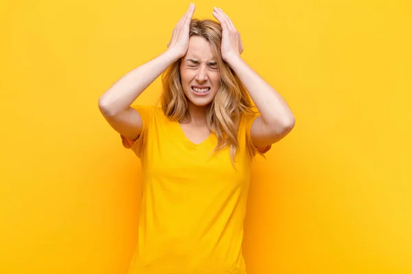 Ung Söt Blond Kvinna Känner Sig Stressad Och Orolig Deprimerad — Stockfoto