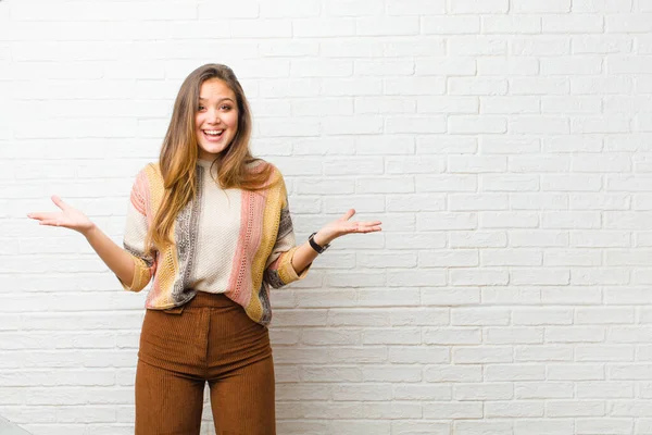 Jovem Mulher Bonita Sentindo Feliz Animado Surpreso Chocado Sorrindo Surpreso — Fotografia de Stock