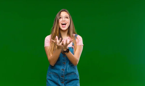 Jong Mooi Vrouw Zoek Trots Positief Casual Wijzen Naar Borst — Stockfoto