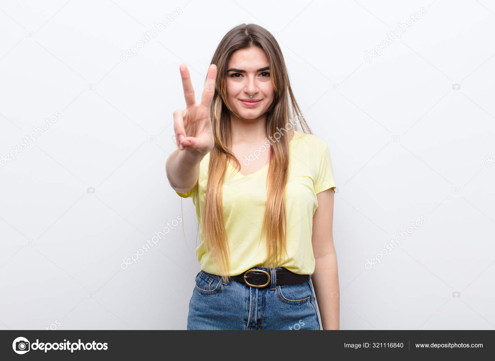 Schöne Junge Frau Lächelt Mit Fröhlichem Ausdruck In Einem Ungezwungenen  Porträt Foto Und Bild zum kostenlosen Download - Pngtree, image size:1600x1167