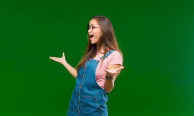 Genç, güzel bir kadın opera yapıyor ya da konserde şarkı söylüyor. Romantik, sanatsal ve tutkulu hissediyor. Yeşil arka plana karşı.