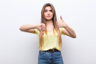 Genç ve güzel bir kadın kafası karışık, bilgisiz ve kararsız hissediyor. İyi ve kötü seçenekleri farklı seçeneklerle tartıyor.